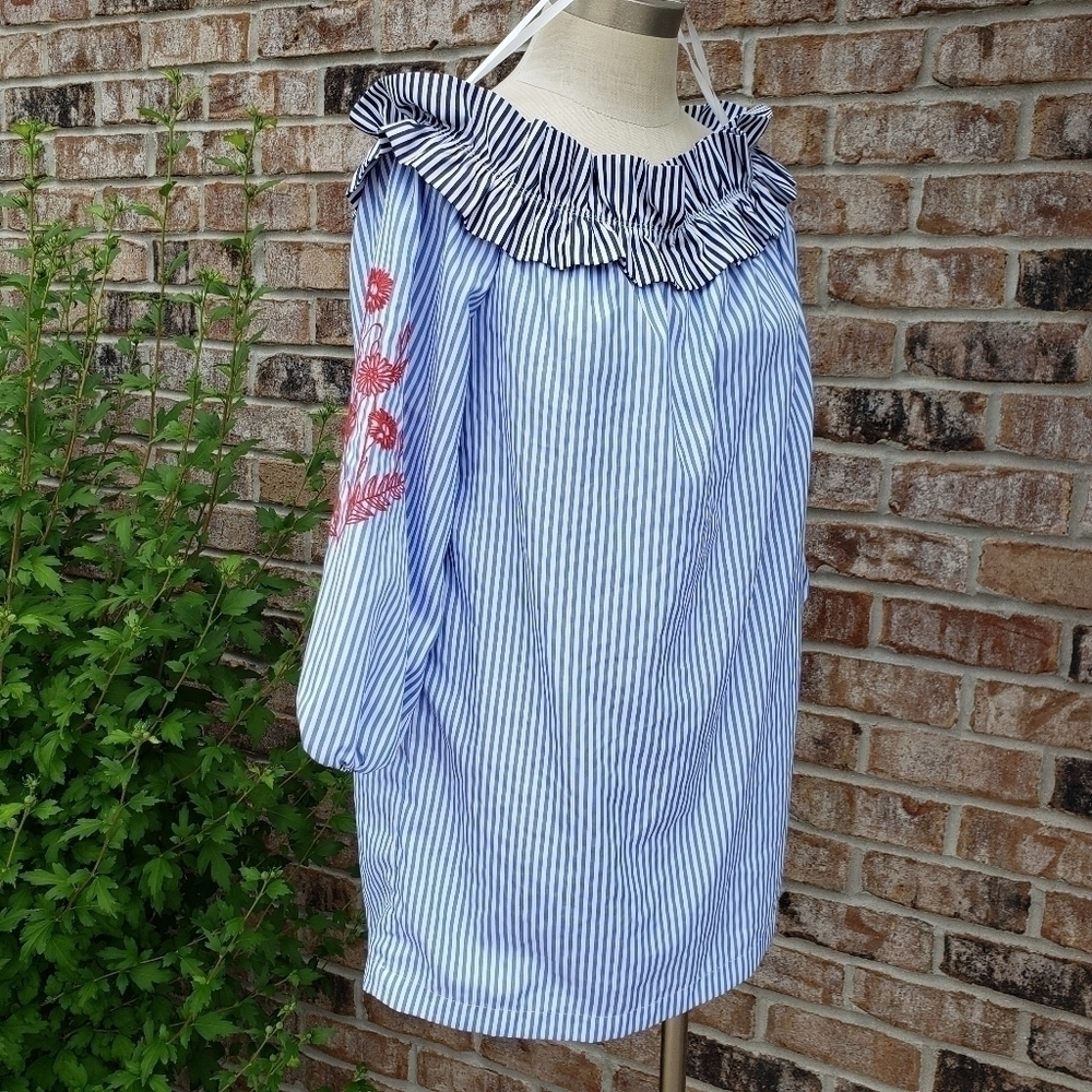 Romeo + Juliet Ruffle Off-Shoulder Striped Top M